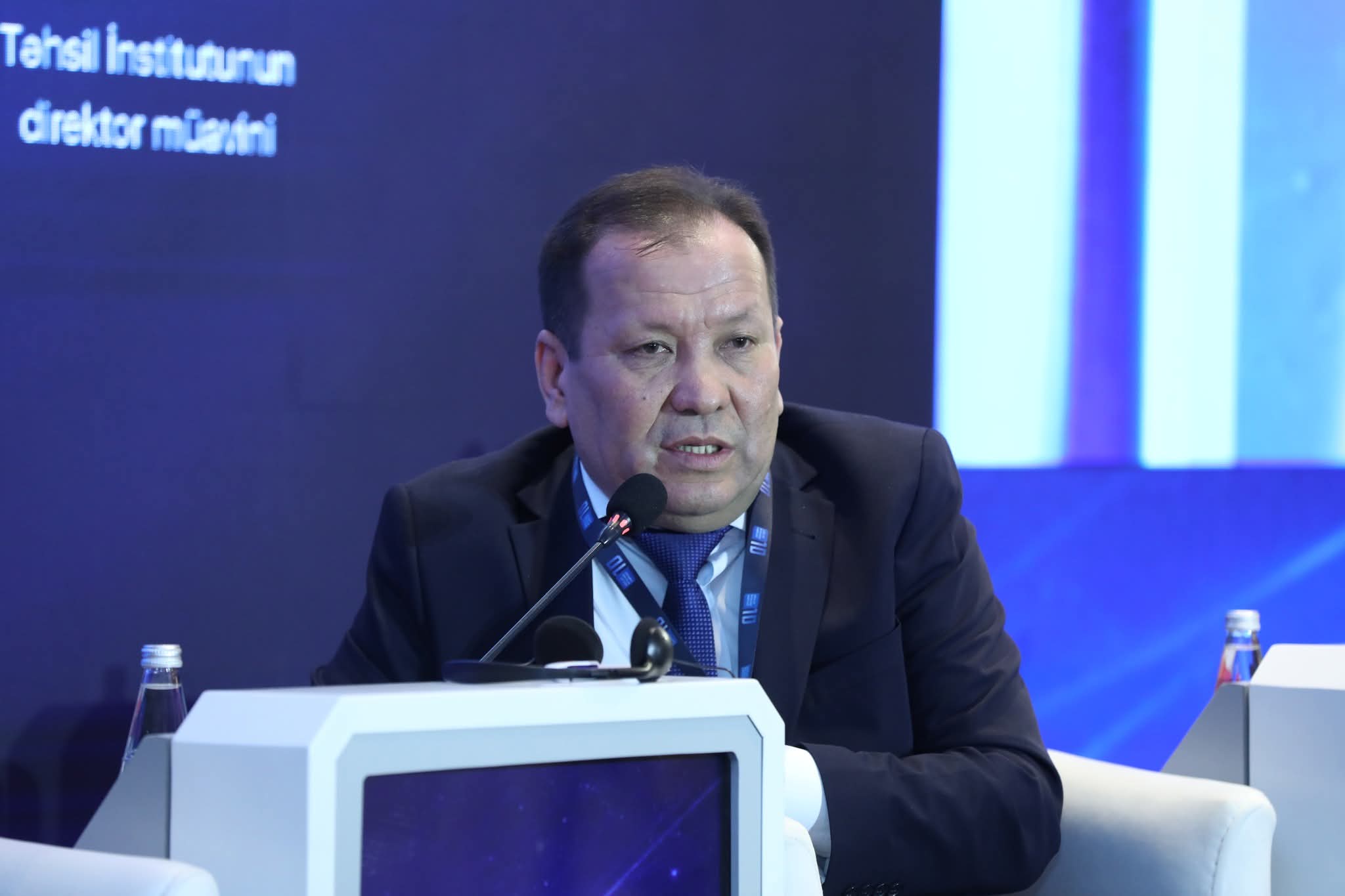 Konfransın panel müzakirələri başlanıb